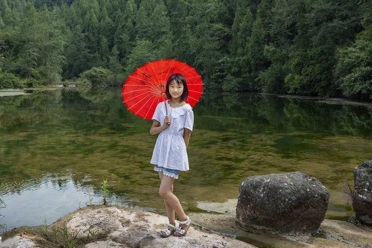 56岁许晋亨工作期间抽空去看儿子,默默跟在身后眼神里尽是父爱!